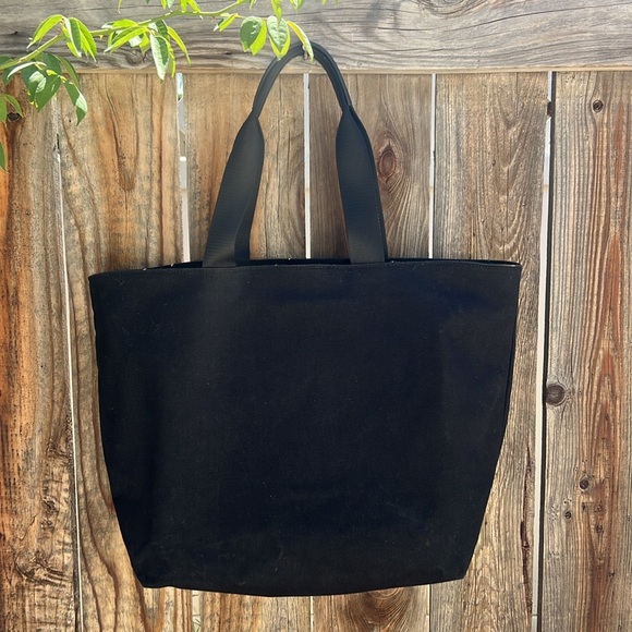 KARL LAGERFELD PARIS TOTE BAG.🖤 - Picture 7 of 17